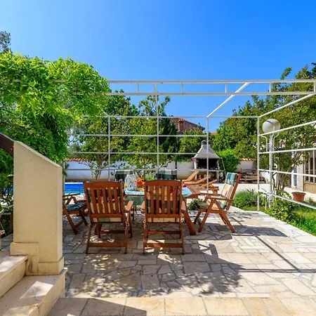 Tea With Private Pool Apartmán *
