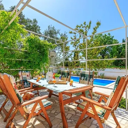 Tea With Private Pool Apartmán